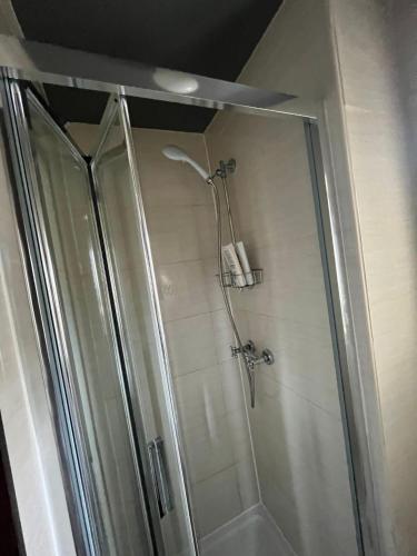 Upstairs Studio - Private kitchenette and Small en-suite, Dublin (photo 3)