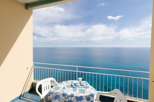  144 - Sunshine Suite 9, fronte e vista MARE, 100metri SPIAGGIA in Sanremo