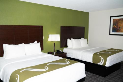 2 queen beds