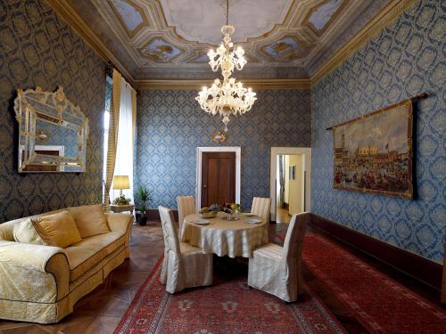 Hotel Venice Court of Greeks