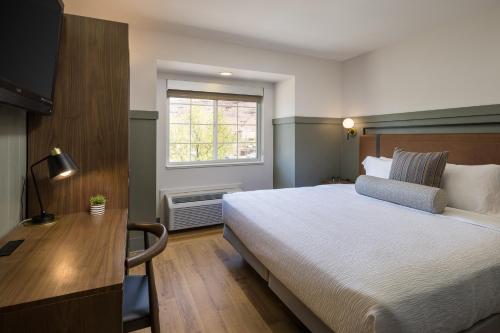 King Room room in River Canyon Lodge