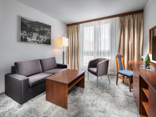 2 twin beds, 1 sofa bed