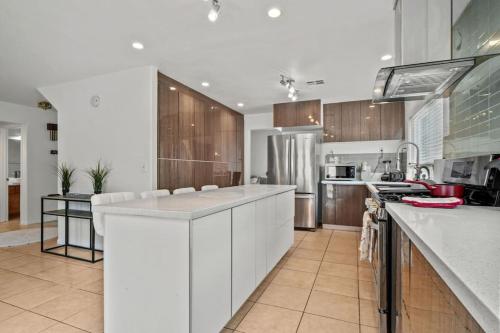 Work, Life, Luxury! Luxe Vegas Home w Firepit+Pool, Las Vegas (photo 4)