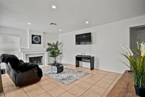 Work, Life, Luxury! Luxe Vegas Home w Firepit+Pool, Las Vegas (photo 8)