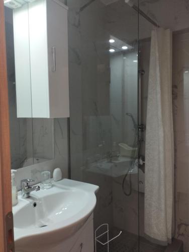 Renovated Basement Duplex with Patio and Folk Decor in the Heart of Athens, Athènes (photo 7)