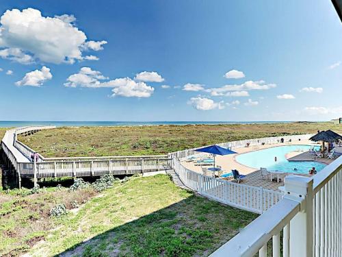 3001GC Beautiful condo with Panoramic Views of Gulf, Shared Pool & Boardwalk in Port Aransas, USA