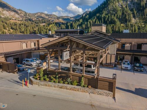 453214742 The Snowpine Lodge