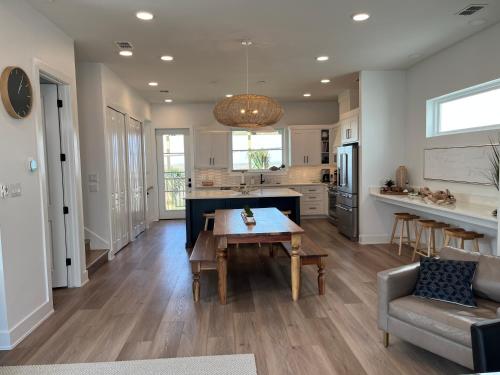 Dorado Dunes #B Newly Built, Gorgeous Beach Home, Heated Shared Pool, Golf Cart Entire Stay in Port Aransas, USA