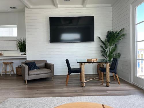 Dorado Dunes #B Newly Built, Gorgeous Beach Home, Heated Shared Pool, Golf Cart Entire Stay in Port Aransas, USA