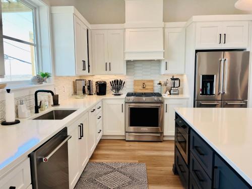 Dorado Dunes #B Newly Built, Gorgeous Beach Home, Heated Shared Pool, Golf Cart Entire Stay in Port Aransas, USA