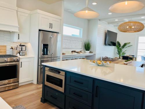 Dorado Dunes #B Newly Built, Gorgeous Beach Home, Heated Shared Pool, Golf Cart Entire Stay in Port Aransas, USA