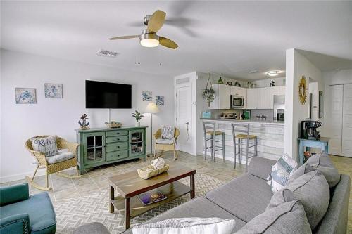 EC204 Newly Renovated, 2 Bedroom Second Floor Condo, Shared Pool & Grill, Boardwalk in Port Aransas, USA