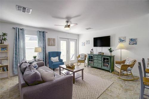 EC204 Newly Renovated, 2 Bedroom Second Floor Condo, Shared Pool & Grill, Boardwalk in Port Aransas, USA