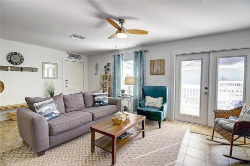 EC204 Newly Renovated, 2 Bedroom Second Floor Condo, Shared Pool & Grill, Boardwalk in Port Aransas, USA