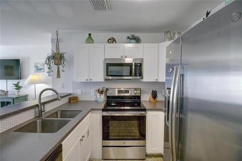 EC204 Newly Renovated, 2 Bedroom Second Floor Condo, Shared Pool & Grill, Boardwalk in Port Aransas, USA