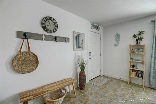 EC204 Newly Renovated, 2 Bedroom Second Floor Condo, Shared Pool & Grill, Boardwalk in Port Aransas, USA
