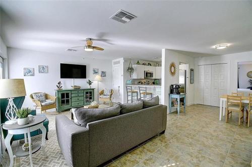 EC204 Newly Renovated, 2 Bedroom Second Floor Condo, Shared Pool & Grill, Boardwalk in Port Aransas, USA