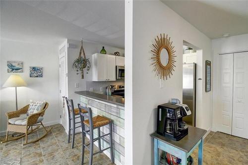 EC204 Newly Renovated, 2 Bedroom Second Floor Condo, Shared Pool & Grill, Boardwalk in Port Aransas, USA