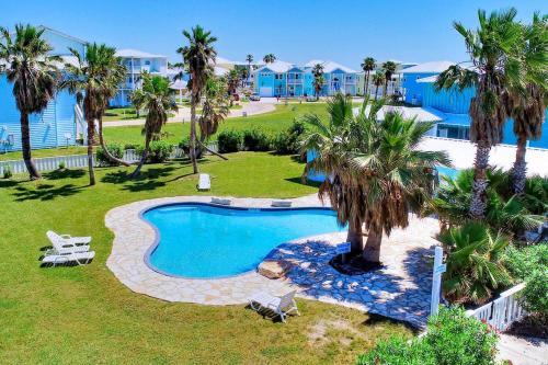 MR122 Large Beachy Home, Shared Pool, Boardwalk to the Beach and Golf Cart Included in Port Aransas, USA