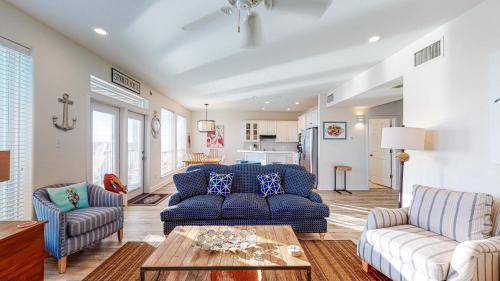 MR122 Large Beachy Home, Shared Pool, Boardwalk to the Beach and Golf Cart Included in Port Aransas, USA