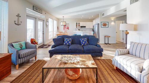 MR122 Large Beachy Home, Shared Pool, Boardwalk to the Beach and Golf Cart Included in Port Aransas, USA