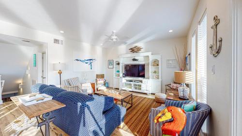 MR122 Large Beachy Home, Shared Pool, Boardwalk to the Beach and Golf Cart Included in Port Aransas, USA