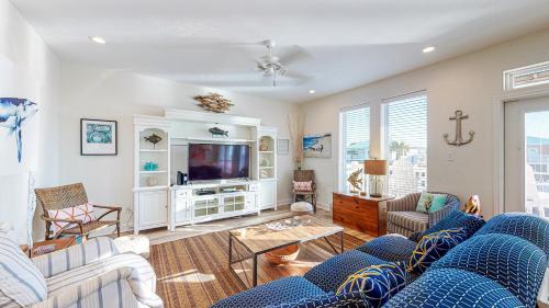 MR122 Large Beachy Home, Shared Pool, Boardwalk to the Beach and Golf Cart Included in Port Aransas, USA