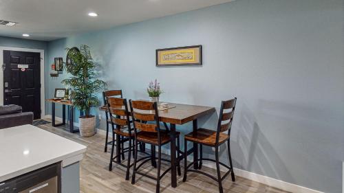EC203 Newly Remodeled, One Bedroom, Second Floor Condo, Shared Pool, Grills and Boardwalk in Port Aransas, USA