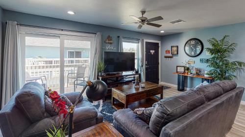 EC203 Newly Remodeled, One Bedroom, Second Floor Condo, Shared Pool, Grills and Boardwalk in Port Aransas, USA
