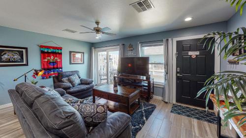 EC203 Newly Remodeled, One Bedroom, Second Floor Condo, Shared Pool, Grills and Boardwalk in Port Aransas, USA