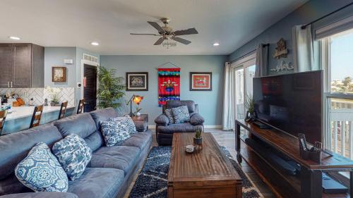 EC203 Newly Remodeled, One Bedroom, Second Floor Condo, Shared Pool, Grills and Boardwalk in Port Aransas, USA