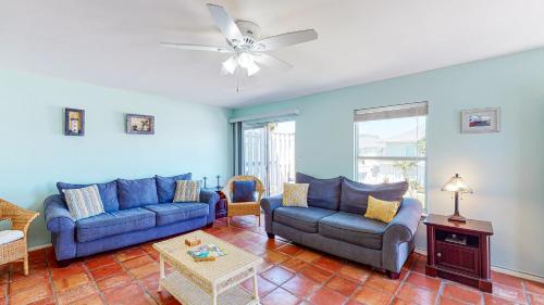 EC233 Newly Remodeled, Two Bedroom, Second Floor Condo, Shared Pool, Grills and Boardwalk in Port Aransas, USA
