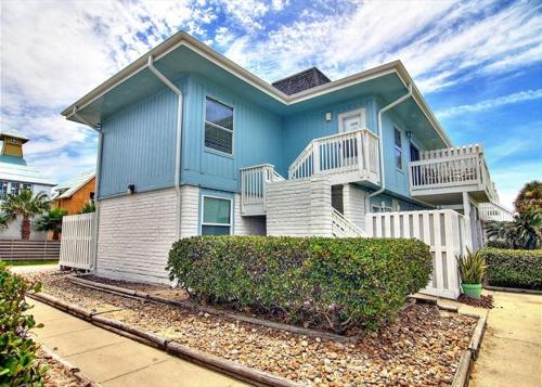 EC233 Newly Remodeled, Two Bedroom, Second Floor Condo, Shared Pool, Grills and Boardwalk in Port Aransas, USA