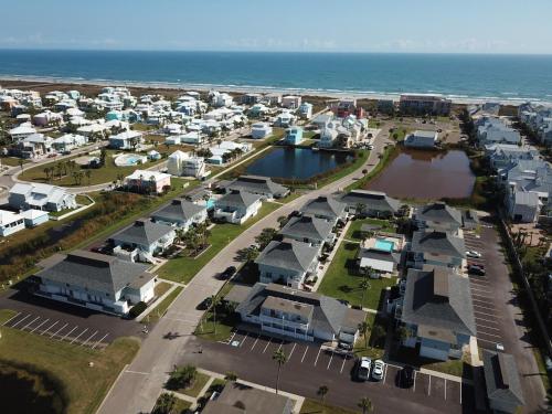 EC233 Newly Remodeled, Two Bedroom, Second Floor Condo, Shared Pool, Grills and Boardwalk in Port Aransas, USA