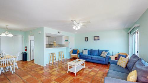 EC233 Newly Remodeled, Two Bedroom, Second Floor Condo, Shared Pool, Grills and Boardwalk in Port Aransas, USA