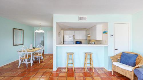 EC233 Newly Remodeled, Two Bedroom, Second Floor Condo, Shared Pool, Grills and Boardwalk in Port Aransas, USA