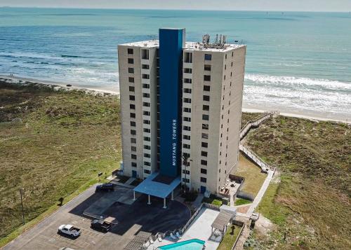 Mustang Towers Newly Remodeled Condo #601 on the Beach, Beach Boardwalk and Communal Pool Hot Tub