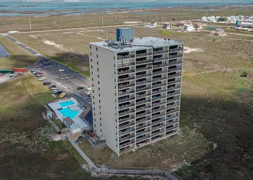 Mustang Towers Newly Remodeled Condo #601 on the Beach, Beach Boardwalk and Communal Pool Hot Tub