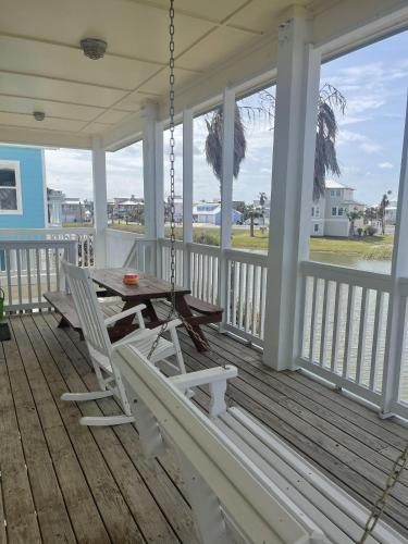 MR150 Beautiful and Spacious Home with Heated Private Pool, Boardwalk and Golf Cart Included in Port Aransas, USA