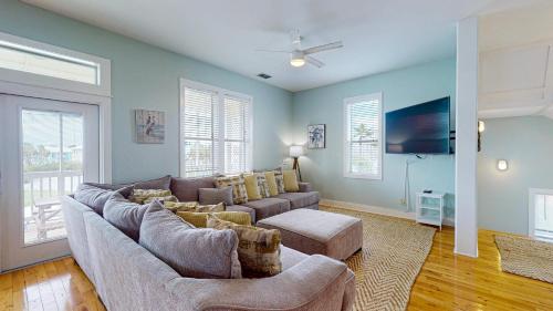 MR150 Beautiful and Spacious Home with Heated Private Pool, Boardwalk and Golf Cart Included in Port Aransas, USA