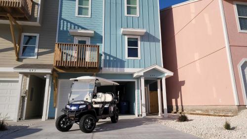 AS645 Newly Built Townhome with a HEATED Private Pool, Beach Boardwalk and Golf Cart Included in Port Aransas, Vereinigte Staaten von Amerika