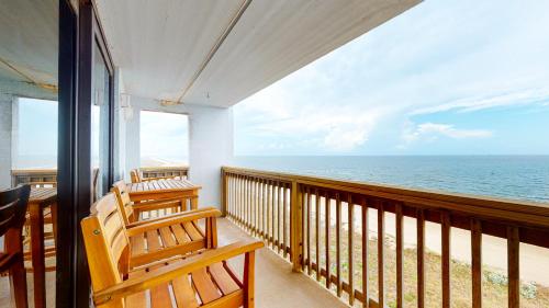 MT1001 Beautiful Newly Remodeled Condo with Gulf Views, Beach Boardwalk and Communal Pool Hot Tub