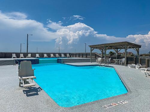 MT1001 Beautiful Newly Remodeled Condo with Gulf Views, Beach Boardwalk and Communal Pool Hot Tub in Mustang Beach, USA