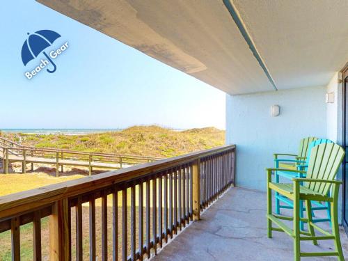 MT103 Beautiful Newly Remodeled Condo with Gulf Views, Beach Boardwalk and Communal Pool Hot Tub in Mustang Beach, Vereinigte Staaten von Amerika