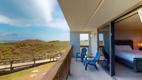 MT104 Beautiful Newly Remodeled Condo with Gulf Views, Beach Boardwalk and Communal Pool Hot Tub