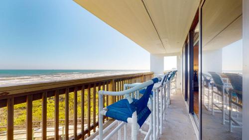 MT304 Beautiful Newly Remodeled Condo with Gulf Views, Beach Boardwalk and Communal Pool Hot Tub in Mustang Beach, USA