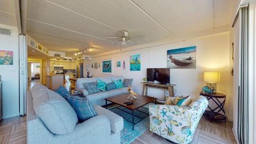 MT304 Beautiful Newly Remodeled Condo with Gulf Views, Beach Boardwalk and Communal Pool Hot Tub in Mustang Beach, USA