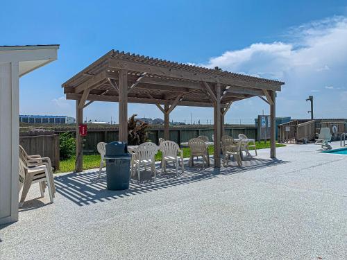 MT304 Beautiful Newly Remodeled Condo with Gulf Views, Beach Boardwalk and Communal Pool Hot Tub in Mustang Beach, USA