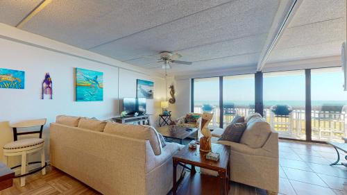 MT304 Beautiful Newly Remodeled Condo with Gulf Views, Beach Boardwalk and Communal Pool Hot Tub in Mustang Beach, USA