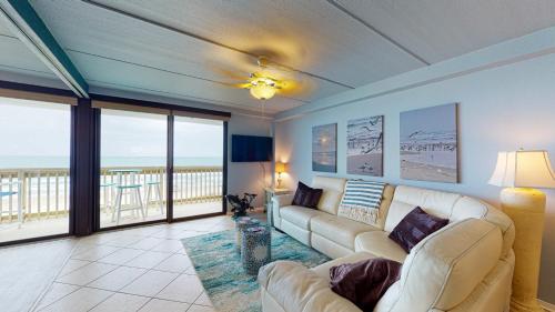 MT501 Beautiful Newly Remodeled Condo with Gulf Views, Beach Boardwalk and Communal Pool Hot Tub in Mustang Beach, USA